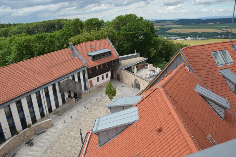 Die Burg Scharfenstein mit ihrer Whiskywelt ist ein beliebtes Ausflugsziel im Eichsfeld. Sie erhebt sich rund zwei Kilometer von Beuren entfernt auf einem Bergsporn über dem Tal der Leine. Erstmals erwähnt wurde die Burg schon 1209. In den vergang...