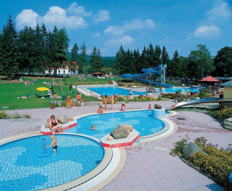 Das Finsterberger Freizeitbad liegt idyllisch am Waldrand und bietet mit seinen Kleinsportanlagen wie Minigolf, Großfeldschach und Tischtennis vielseitige Erlebnisbereiche für Groß und Klein. Als beliebtes Ausflugsziel für Bewohner und Gäste ist e...