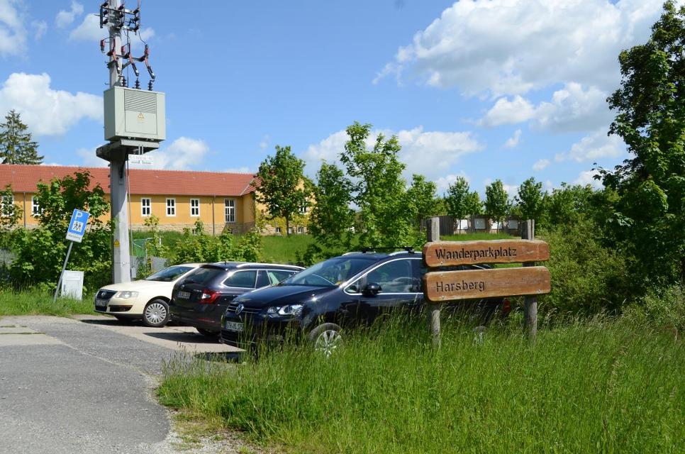 Der Wanderparkplatz Harsberg liegt direkt bei der Jugenherberge Urwald-Life-Camp/Lauterbach. Ebenfalls befindet sich hier eine Nationalpark-Information. Der Wanderparkplatz ist Ausgangspunkt für die Rundwanderwege Bummelkuppenweg und Urwaldpfad. Parken ist hier kostenlos.