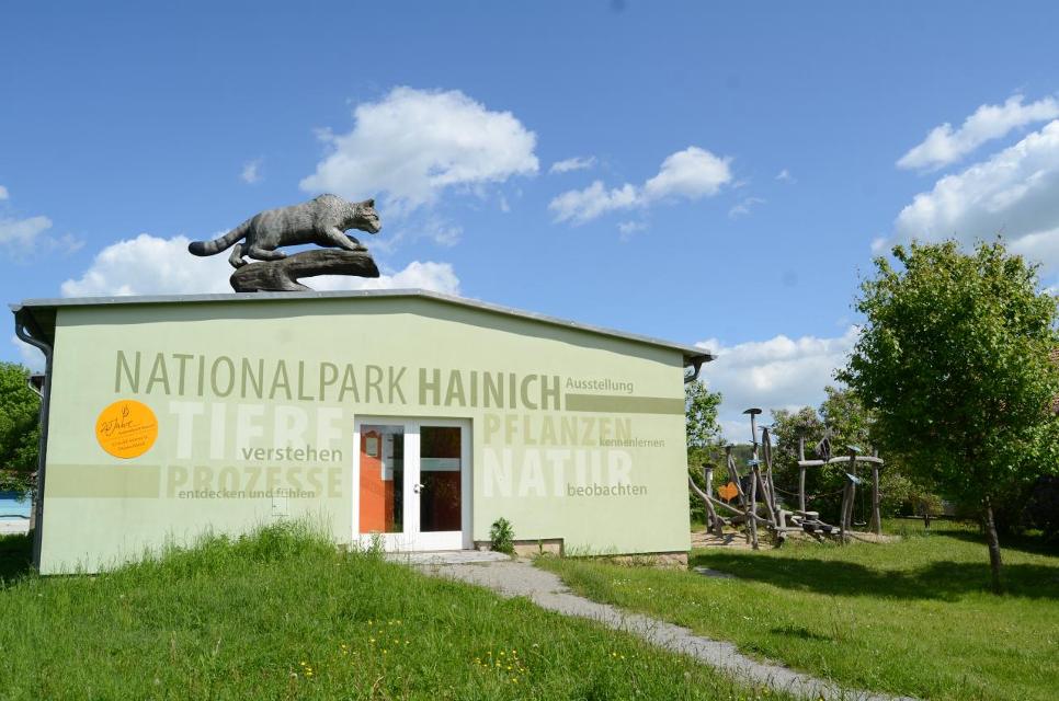 Auf dem Gelände der Jugendherberge am Harsberg in Lauterbach können große und kleine Besucher in der Nationalpark-Information viele Tierpräparate, Bildtafeln und Spielelemente erkunden. Ein Ranger steht für alle Fragen rund um den Nationalpark, se...