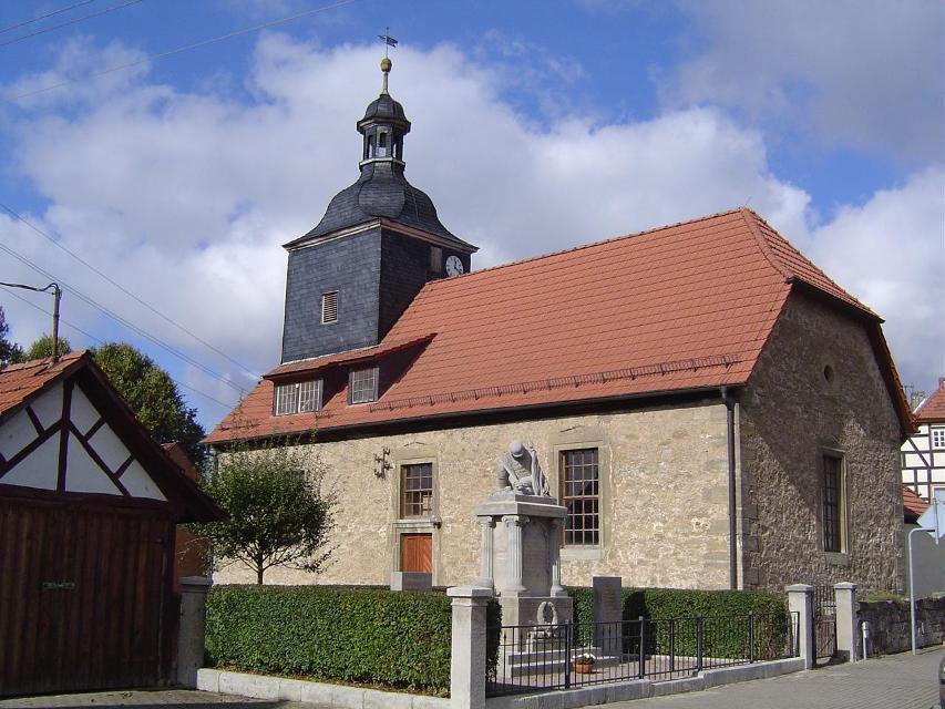 Am 22. April 1700 erfolgte die Grundsteinlegung der St. Nicolai Kirche, schon ein Jahr später wurde der Bau vollendet. Die Barockkirche mit Kanzelaltar, 2 Emporen, Orgel und Glockenturm konnte bis heute in ihrer ursprünglichen Anlage erhalten blei...