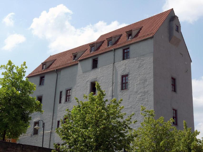 Das Schloss Dryburg ist das älteste erhaltene, komplett aus Stein gemauerte Profangebäude in der Stadt. Von der mittelalterlichen Kernburg ist noch der Westflügel erhalten. Er beherbergt heute unter anderem die Galerie des Kunstwestthüringer e.V.
Bis 1345 war Schloss Dryburg in Besitz der Herren ...
