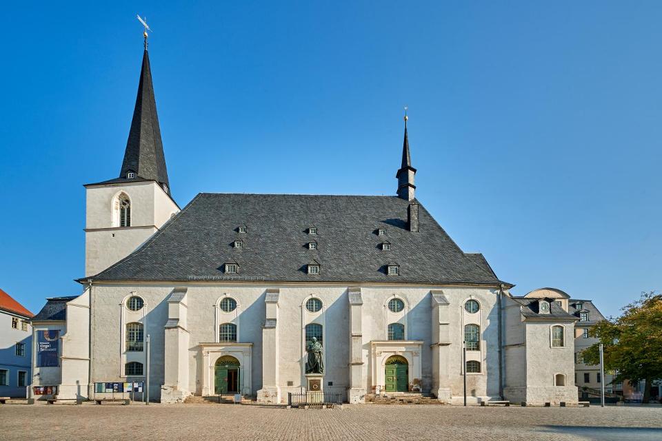 Hell und freundlich erstrahlt die Kirche, die seit 1998 zum UNESCO-Weltkulturerbe-Ensemble „Klassisches Weimar“ gehört. Seit 1525 werden hier evangelisch-lutherische Gottesdienste gefeiert. Martin Luther predigte immer wieder in der Stadtkirche, J...