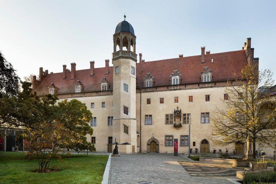 Aufgrund von Sanierungsarbeiten ist das Lutherhaus in Wittenberg bis Frühjahr 2025 geschlossen.
Das Lutherhaus wurde 1504 als Augustinerkloster errichtet. Damals noch unter dem Namen „Schwarzes Kloster“ bekannt, spielte der Name auf die Kuttenfarb...