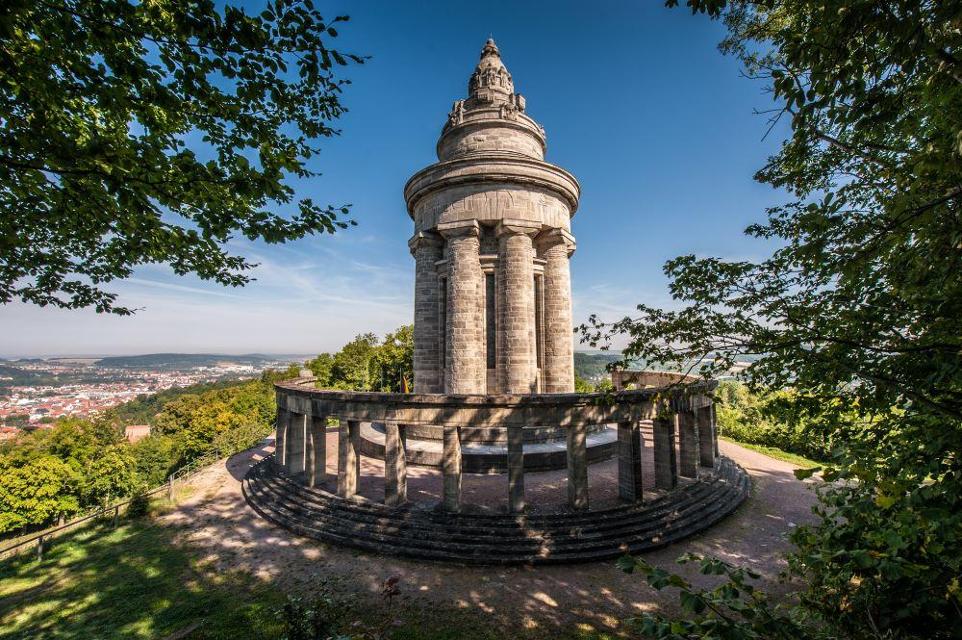 Das vom Architekten Wilhelm Kreis geschaffene 33 m hohe Denkmal wurde am 20. Mai 1902 feierlich eingeweiht. Die kraftvollen Säulen, die das enge Zusammenstehen der deutschen Stämme symbolisieren, werden durch einen hohen Tambour zusammengehalten u...