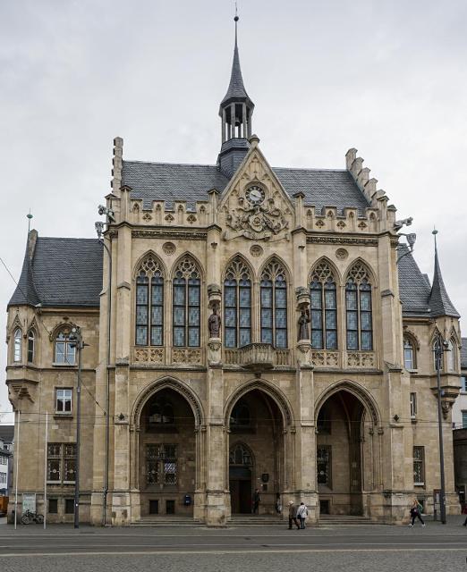 Das neugotische Rathaus am Fischmarkt wurde 1870-1874 erbaut. Die Ursprünge des Hauses reichen in das 11. Jahrhundert zurück. Zahlreiche Wandgemälde stellen Legenden und Szenen aus dem Leben Luthers dar. Im Festsaal sind Bilder zur Erfurter Geschi...