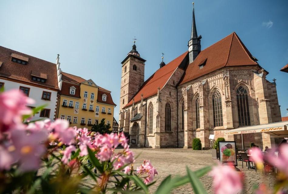Unter Einbeziehung von Teilen einer romanischen Vorgängerkirche begann 1413/14 der Bau der Stadtkirche St. Georg. Im Jahr 1500 wird diese durch den Bischof von Würzburg geweiht. Auffallend sind die beiden unterschiedlichen Türme und der spitze Dachreiter mit Stadtuhr, Jungfrau und Sensenmann, die...