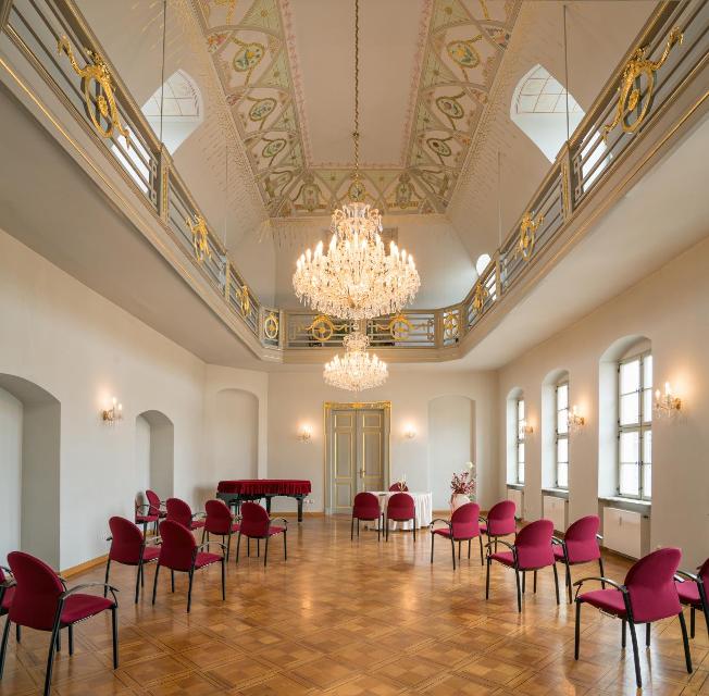 Im Festsaal des barocken Köstritzer Palais finden monatlich klassische Konzerte statt. Aufwendig denkmalpflegerisch saniert wurde das Gebäude1999 zum Sitz der Stadtverwaltung. Der Konzertsaal verfügt über 100 Plätze im Saal und weitere 25 auf der ...