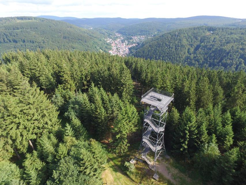 Auf dem 639 m hohen Ringberg steht der 21 m hohe Carl-Alexander-Turm, kurz Alexanderturm genannt. Haben Sie seine 111 Stufen erklommen, werden Sie mit einem herrlichen Blick über den Thüringer Wald und die Rhön mit ihren romantischen Tälern belohn...