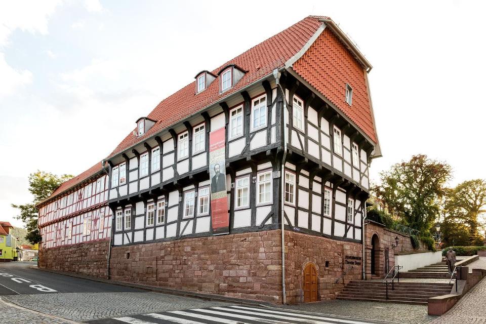 Das 
Literaturmuseum „Theodor Storm“ befindet sich seit seiner Eröffnung 1988 in den Räumen eines der ältesten Häuser der Stadt, in dem 1436 im fränkischen Fachwerkstil errichteten Mainzer Haus.
Die Dauerausstellung präsentiert in sechs Räumen die...