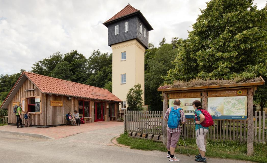 Das Naturparkzentrum Fürstenhagen ist das Erlebnis- und Verwaltungszentrum des Naturparks Eichsfeld-Hainich-Werratal. Hier können Sie sich einen Überblick über den Naturpark verschaffen und Abenteuer mit der ganzen Familie erleben.
Es ist außerdem...