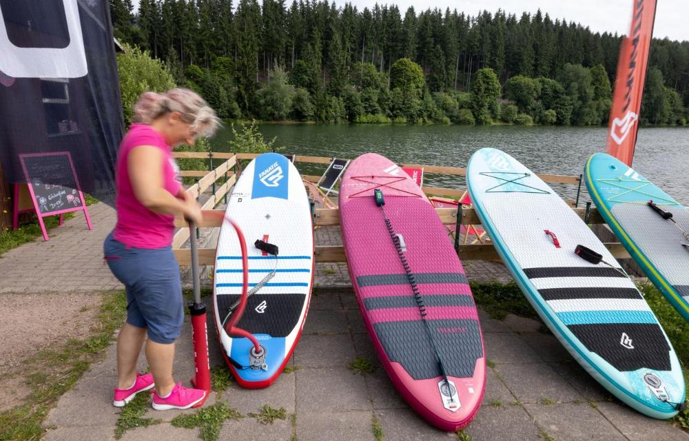 Stand Up Paddling, kurz SUP, ist ein neuer, trendiger Wassersport, der in Deutschland immer mehr Anhänger findet und nun auch die Seen und Flüsse in Thüringen erreicht. Beim SUP steht man auf einem großen, aufblasbaren Surfbrett und bewegt sich mi...