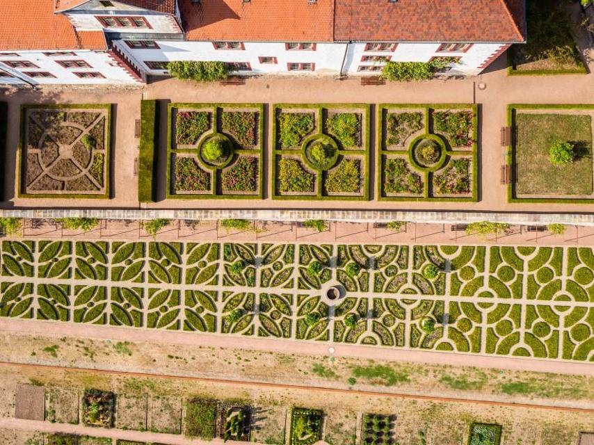 Zu den Gartenparadiesen in Schmalkalden gehört der in der Renaissance entstandene Garten von Schloss Wilhelmsburg. Die Grünanlage ist einer der frühesten Terrassengärten in Deutschland mit den Überresten einer ehemals bedeutenden Wasserkunst. Der ...