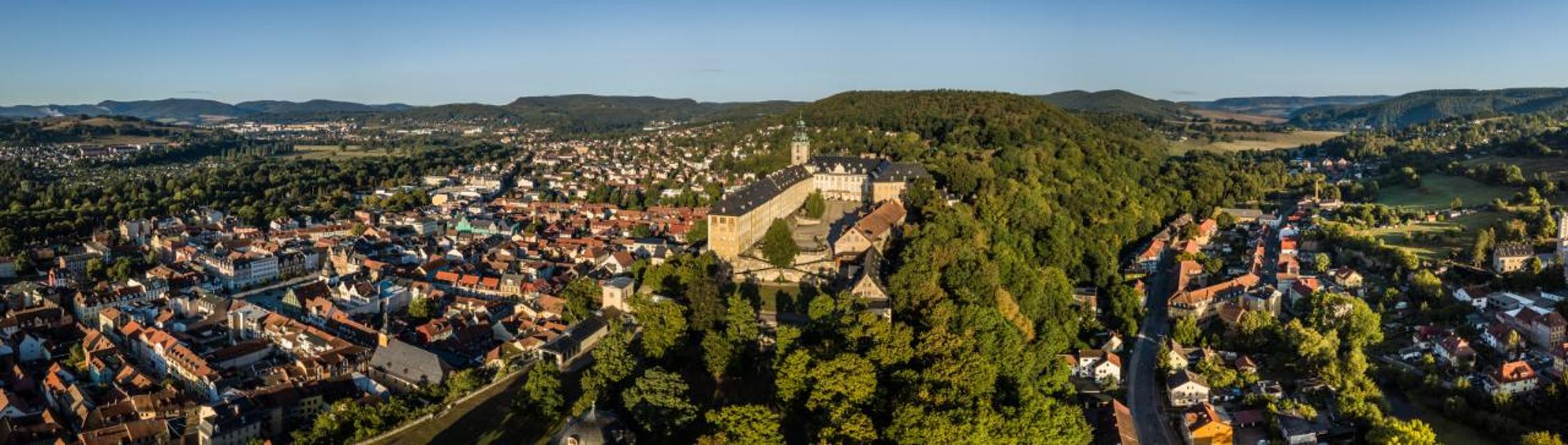 Hoch über Rudolstadt erhebt sich die Heidecksburg, die einstige Residenz der Fürsten von Schwarzburg-Rudolstadt. Rokoko en miniature et en gros – so könnte das Motto für das imposante Schloss lauten. Rokoko im Großen ist unter anderem in den einzi...