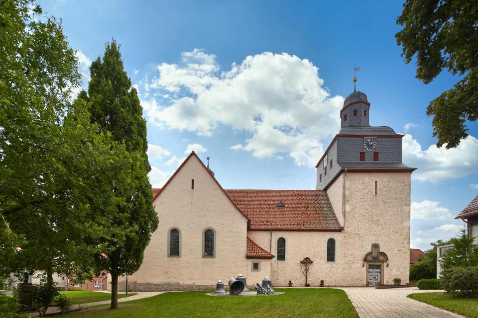 Den Mittelpunkt der Ortschaft Kefferhausen in der Stadt Dingelstädt bildet die Kirche, die dem Heiligen Johannes dem Täufer geweiht ist. Die Kirche wurde ab dem Jahr 1688 erbaut, da die ursprüngliche Kirche im 30-jährigen Krieg zerstört wurde. Ihre heutige Form erhielt sie durch Umbaumaßnahmen zw...