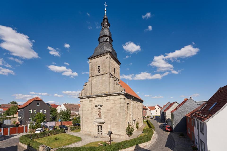 In der Ortschaft Silberhausen der Stadt Dingelstädt steht die aus Bruchsteinen errichtete Pfarrkirche „St. Cosmas und Damian“. Sie wurde in den Jahren 1756 bis 1764 errichtet. Besonders sehenswert ist die barocke Innenausstattung aus dem Jahre 1763. Die Glocken der Kirche wurden zum 250-jährigen ...
