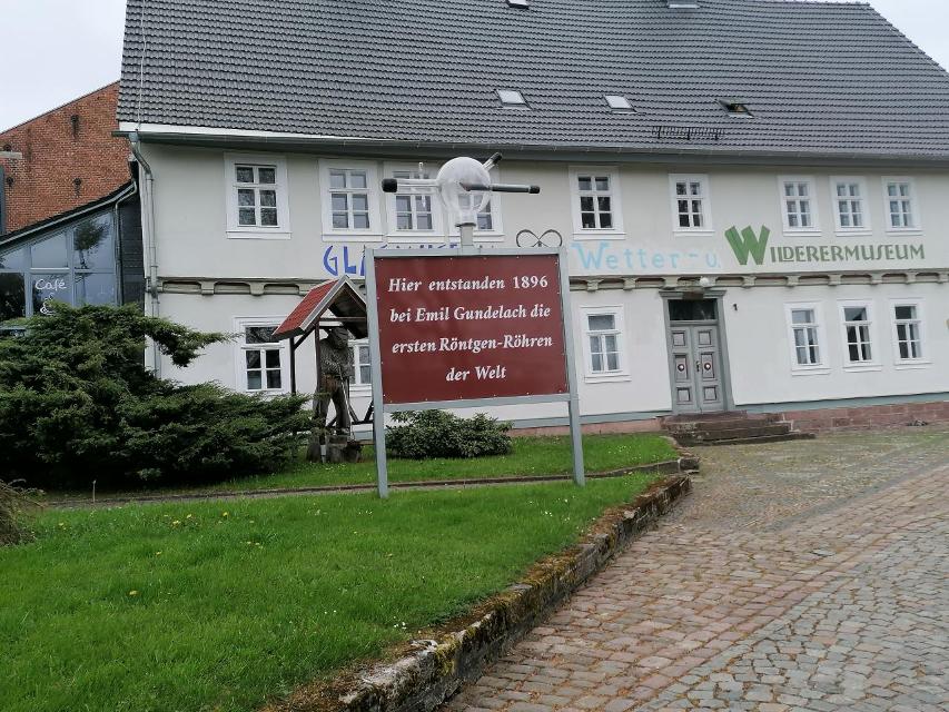 Der Thüringer Museumspark Gehlberg bietet im Historischen Gundelachschen Herrenhaus und im nahe gelegenen Postamt- Museum Einblicke in die Regionalgeschichte. Die multithematische Ausstellung ist zweisprachig konzipiert.
Im Museumsgebäude befinden...