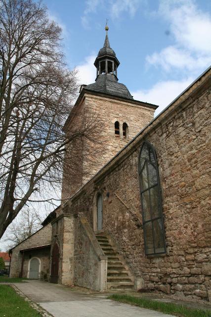 Halt an St. Johannes in Frömmstedt !
Die erste Radfahrerkirche in Deutschland wurde am 27.07.2003 in der kleinen sächsischen Gemeinde Weßnig eingeweiht. Ganz nach diesem Vorbild hat die evangelische Kirchengemeinde Frömmstedt am 19.08.2006, im Rah...