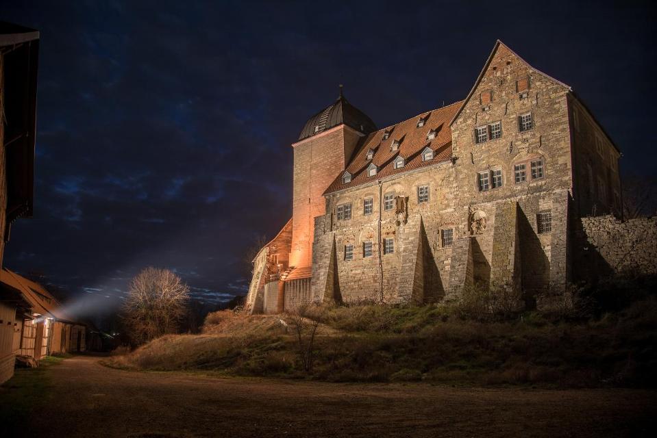 Über der kleinen Stadt Weißensee erhebt sich stolz die gleichnamige Burg Weißensee - auch Runneburg genannt. Erbaut wurde die Wehranlage von der Landgräfin Jutta um das Jahr 1170. Heute gehört sie zu den bedeutendsten Zeugnissen romanischer Baukunst in Deutschland. In kaum einer Anlage hat sich s...