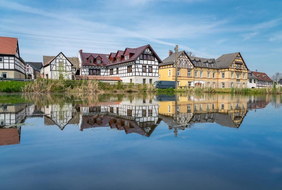Merkendorf, mittlerweile ein Ortsteil von Zeulenroda-Triebes, wurde bereits 1324 erstmals erwähnt. Der malerische Dorfteich lädt zum Verweilen ein. Hier durch Merkendorf verläuft auch der 1. Thüringer Planetenweg - am Teich befindet sich der Stein...