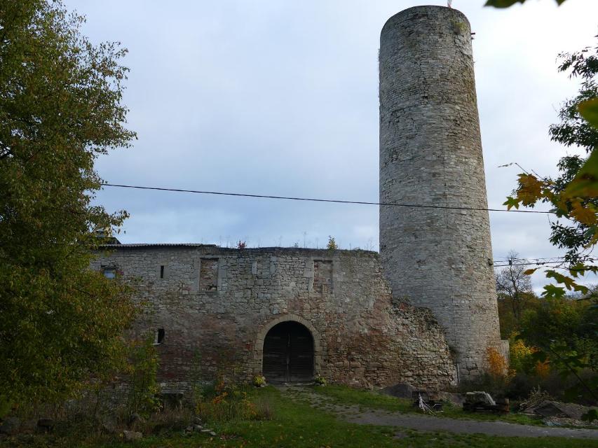 Die Burgruine Straußberg liegt ein wenig versteckt in den Wäldern der Hainleite, im gleichnamigen Ortsteil der Stadt Sondershausen. Erbaut wurde die Anlage im 13. Jahrhundert. Zu den Besitzern der Burg Straußberg gehörten auch die Grafen Hohnstein und die Grafen von Schwarzburg, unter deren Regie...