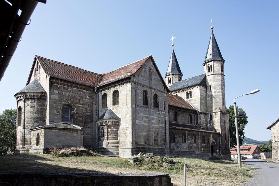 In Münchenlohra in der Hainleite steht die beeindruckende dreischiffige Pfeilerbasilika St. Gangolf. Die Kirche gehörte einst zu einem Benediktinerinnen-Kloster, das im 12. Jahrhundert die Grafen von Lohra gegründet haben. An ihre Herrschaft erinn...