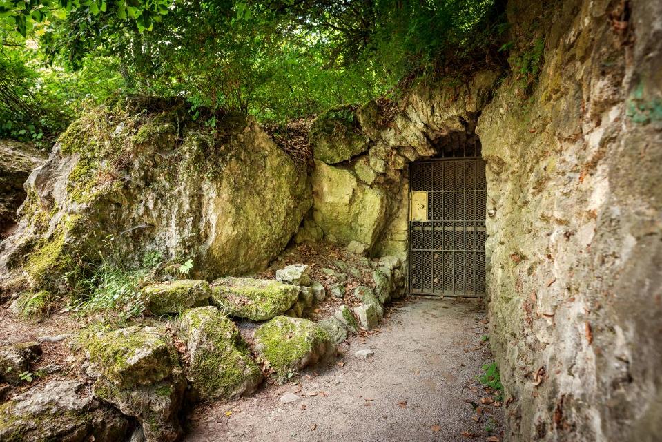 Das Erlebnis Parkhöhle ist ein unterirdisches Stollensystem im Park an der Ilm, das Ende des 18. Jahrhunderts ursprünglich zur Anlage einer Brauerei entstand. Heute ermöglichen die zwölf Meter tiefen Gänge und Tunnel einen Streifzug durch 200.000 ...