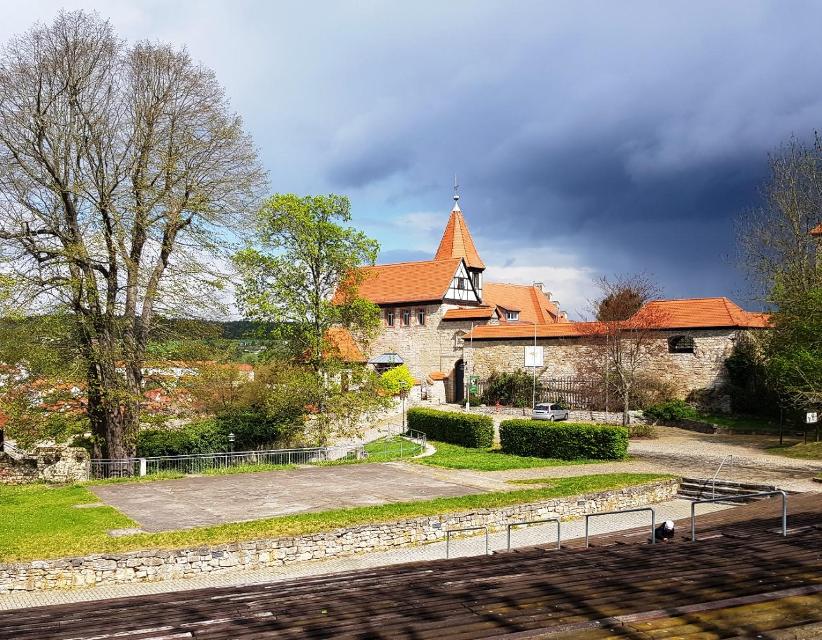 Die Burg mit Freilichtbühne für Konzerte, Open-Airs und andere Feste
Die Niederburg liegt idyllisch auf einem Sporn über dem Flussbett der Ilm am östlichen Ortsrand von Kranichfeld. Sie wurde um 1147 erbaut und mit einer außerordentlich großen Vor...