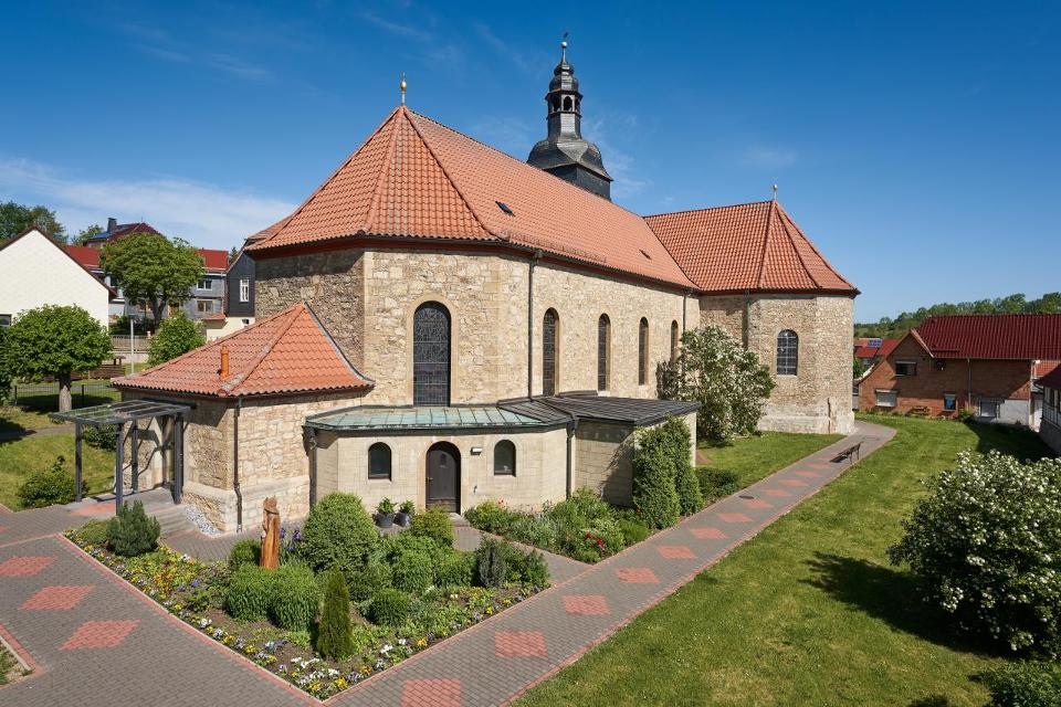 Die katholische Kirche „St. Peter und Paul“ befindet sich in der Ortschaft Helmsdorf der Stadt Dingelstädt im Landkreis Eichsfeld. Eine Pfarrkirche wird in Helmsdorf bereits in einer Urkunde aus dem Jahre 1283 erwähnt. Die jetzige Pfarrkirche „St. Peter und Paul“ wurde im Jahre 1708 errichtet und...