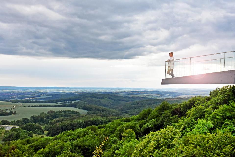 Ein sagenhafter Aussichtspunkt ist der Sonnenstein nahe Holungen allemal. Angekommen auf 486 Metern Höhe, eröffnet sich ein einzigartiges Panorama: Bei klarer Sicht kann man vom Harz über das Kyffhäuser- und das Ohmgebirge bis hin zur Goldenen Mar...