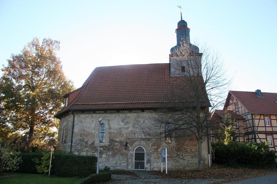 Der Vorgängerbau der Kirche entstand 1588, nach dem Umbau 1666 erhielt die Kirche ihre heutige Form mit rundbogigen Fenstern und der roten Eingangstür. Auch der Innenraum wurde mit dem Umbau gestaltet. Der Taufstein stammt aus dem Jahr 1594, der A...