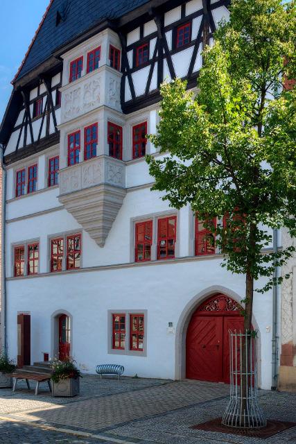 Mit seinem steilen Dach und dem fein gestalteten Erker beherrscht das Lutherhaus die Ostseite des harmonischen Marktensembles. Als authentisches Zeugnis der Reformationszeit beherbergt es zahlreiche mittelalterliche Wandmalereien, Bohlenstuben und...