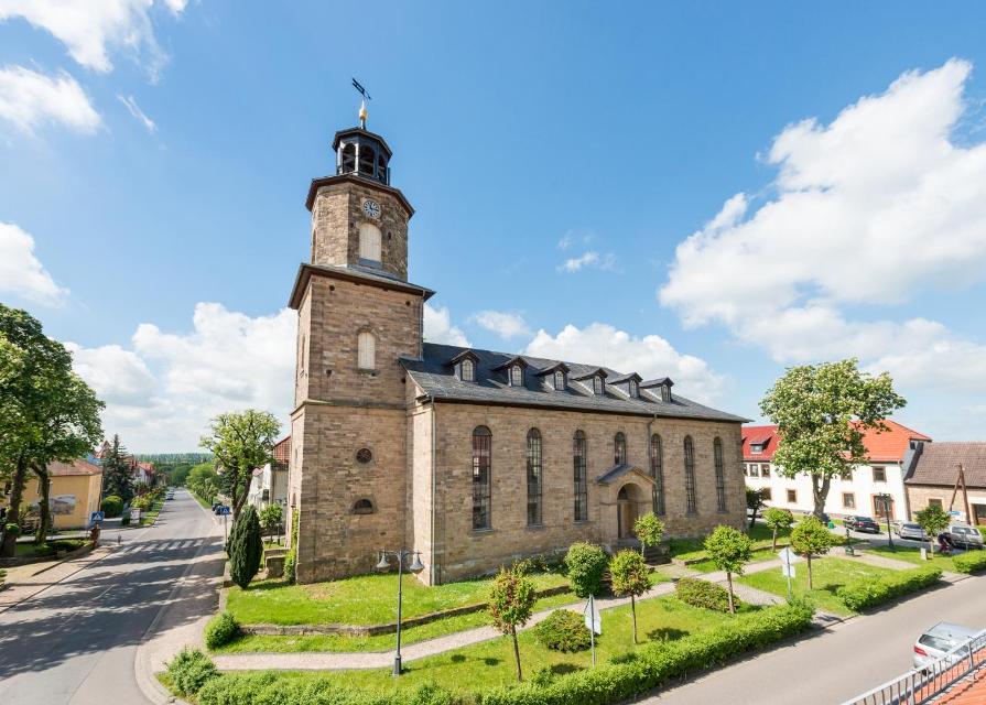 Auf den Friedhof der Stadt Rastenberg stand die erste Gemeindekirche. Der genaue Standort der kleinen Kirche „Sankt Kiliani“ ist nicht bekannt.
Zu dem Nonnenkloster Sankt Marien, in der Nähe des Obertores, gehörte die Klosterkirche „Beatae Virgini...
