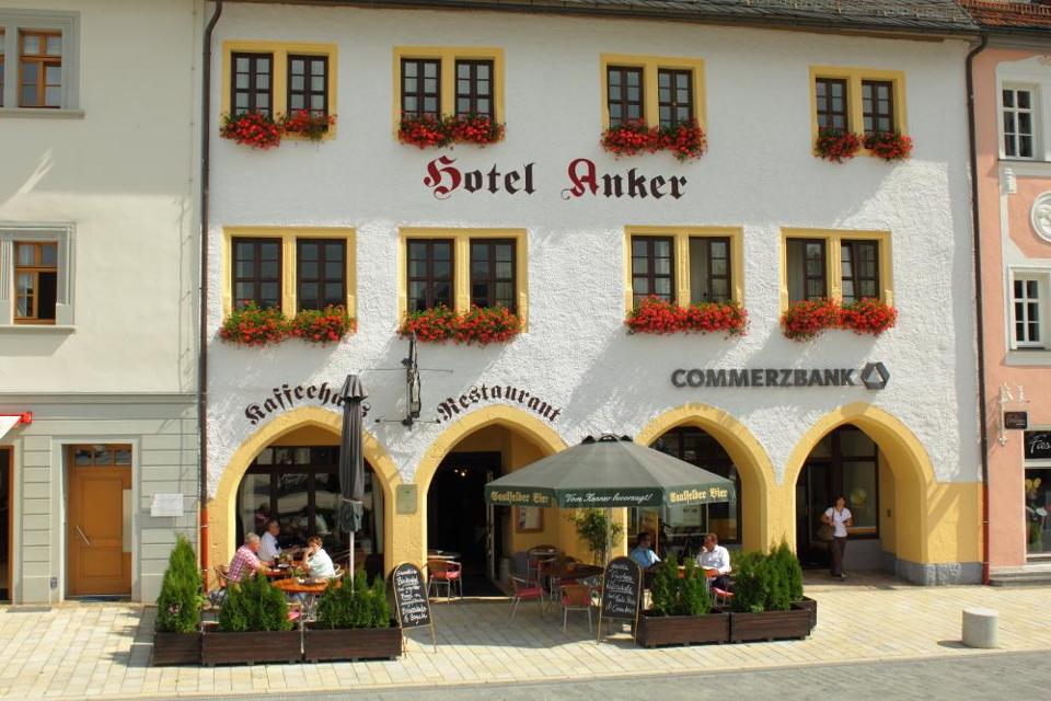 Im Hotel Goldener Anker befindet sich einer der ältesten Saalfelder Gasthöfe. Bereits seit dem 16. Jahrhundert bewirtete das heutige Restaurant "Zur Güldenden Gans" viele namhafte Persönlichkeiten. Hier nächtigten unter anderem Kaiser Karl V. und ...