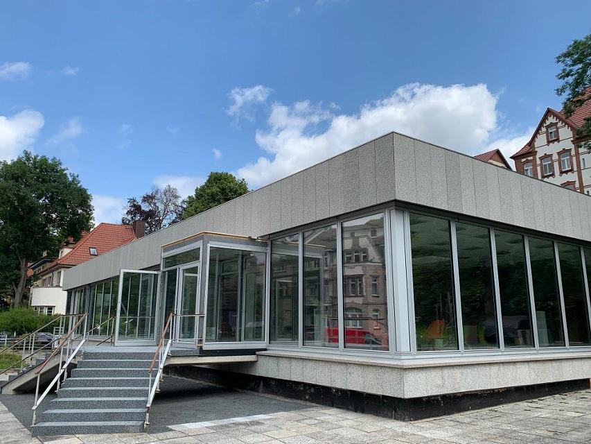 Vom Leipziger Architekten Werrmann entworfen und geplant, nach einer Bauzeit von acht Monaten 1967 als Ausstellungspavillon eröffnet: Der KUNSTPavillon Eisenach ist eines der letzten erhaltenen und unveränderten Gebäude seiner Zeit. Er ist zugleic...
