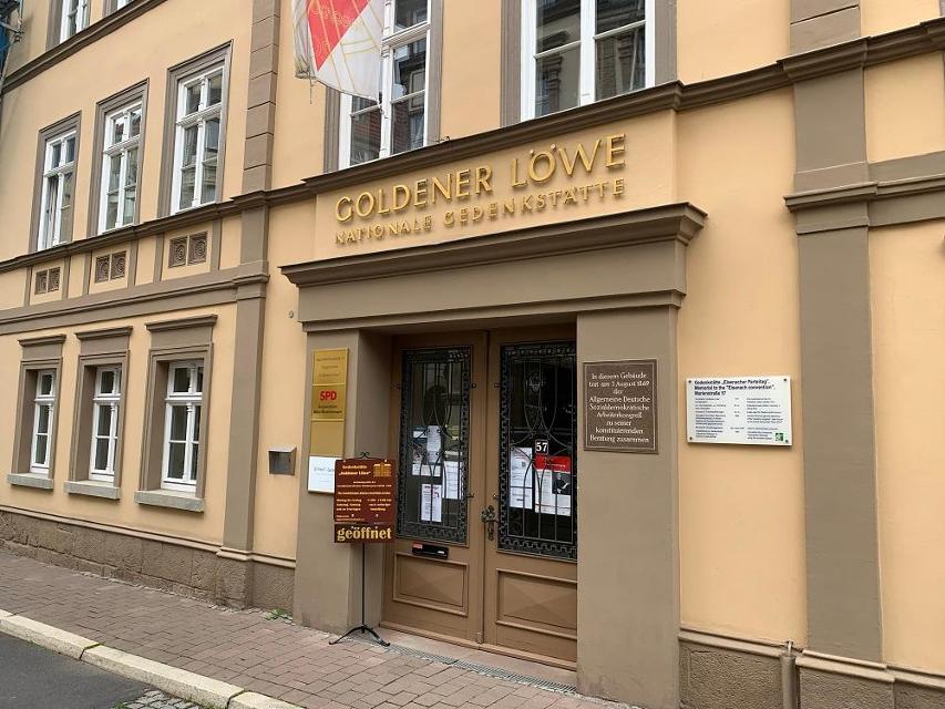 Der "Goldene Löwe" ist eine der wichtigsten Stätten in der Geschichte der deutschen Sozialdemokratie. Am 07. August 1869 wurde unter Führung von Wilhelm Liebknecht und August Bebel der Gründungskongress der Sozialdemokratischen Arbeiterpartei (SDA...