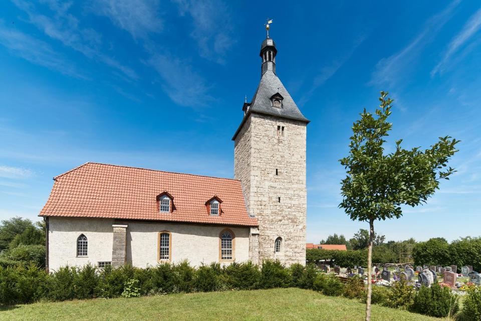 Die Kirche St. Cyriakus befindet sich im Mühlhäuser Ortsteil Höngeda, erhöht auf einem Berg. Höngeda war in unmittelbarer Nachbarschaft zur Reichsstadt Mühlhausen ein strategischer Ort in der Unstrutaue. Die Kirche fungierte als Wehrkirche und Auß...