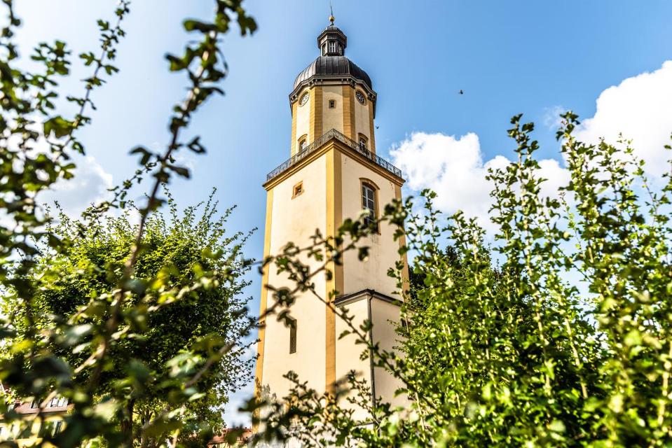 Bis zu ihrer Zerstörung 1945 war St. Michaelis die Hauptkirche der Stadt Ohrdruf. Heute steht nur noch der Kirchturm, der mit Voranmeldung besichtigt werden kann. In der kleinen Bibliothek verstecken sich wahre Schätze, die eng mit Johann Sebastia...