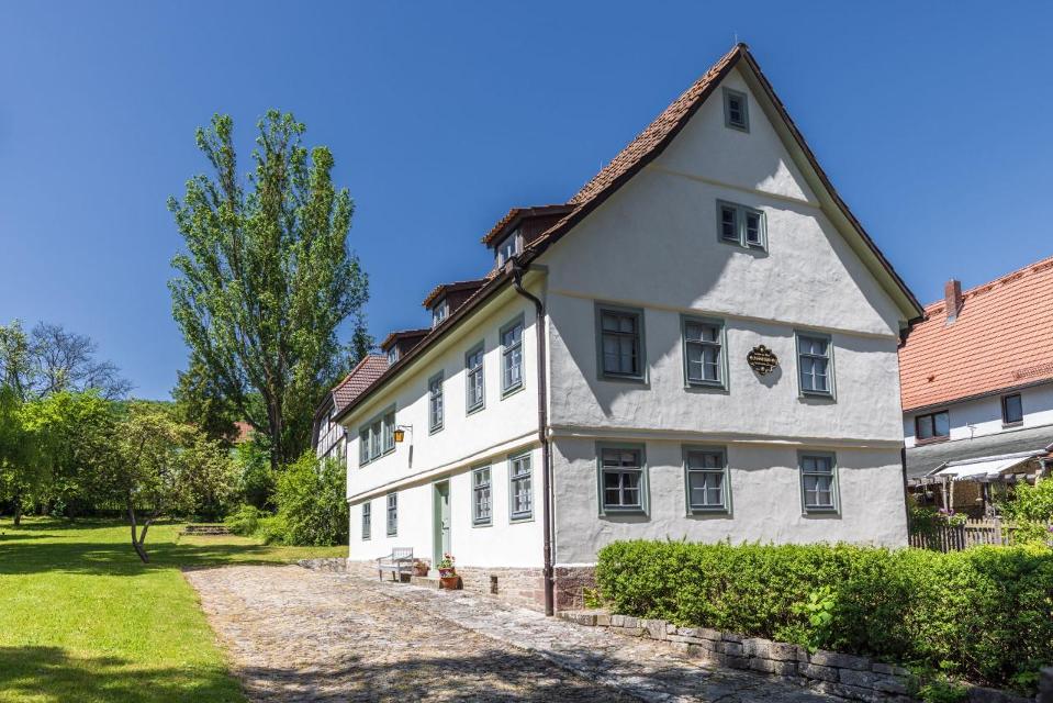 Das Wohnhaus des Rittergutes Bauerbach diente Schiller vom 7. Dezember 1782 bis zum 24. Juli 1783 als Zufluchtsort: Henriette von Wolzogen überließ ihm drei Räume im Obergeschoss ihres Hauses. Bereits 1847 wurde das Arbeits- und Schlafzimmer des D...