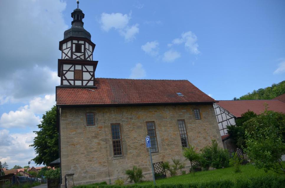 Die kleine Dorfkirche mit einer Welschen Haube ist aus dem Jahre 1725, wie es auf einer Steintafel über dem Haupteingang zu erkennen ist, und steht an der Stelle der ehemaligen Nicolaikirche, wovon an der östlichen Innenwand eingemauerte, aber sta...