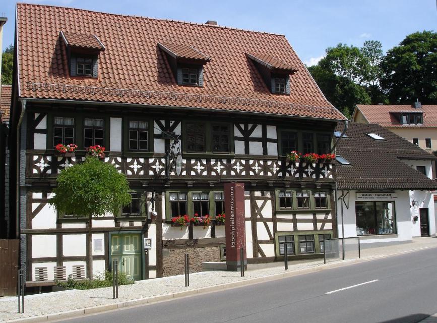 Etwa in der Mitte der idyllisch gelegenen Bergstadt Ruhla befindet sich das Museum in einem der schönsten und ältesten Fachwerkhäuser Ruhlas. Nach der im Zuge einer umfangreichen Rekonstruktion von 1992-1994 durchgeführten Altersbestimmung der Balken wurde das Haus um 1613/1614 erbaut. Mündlichen...