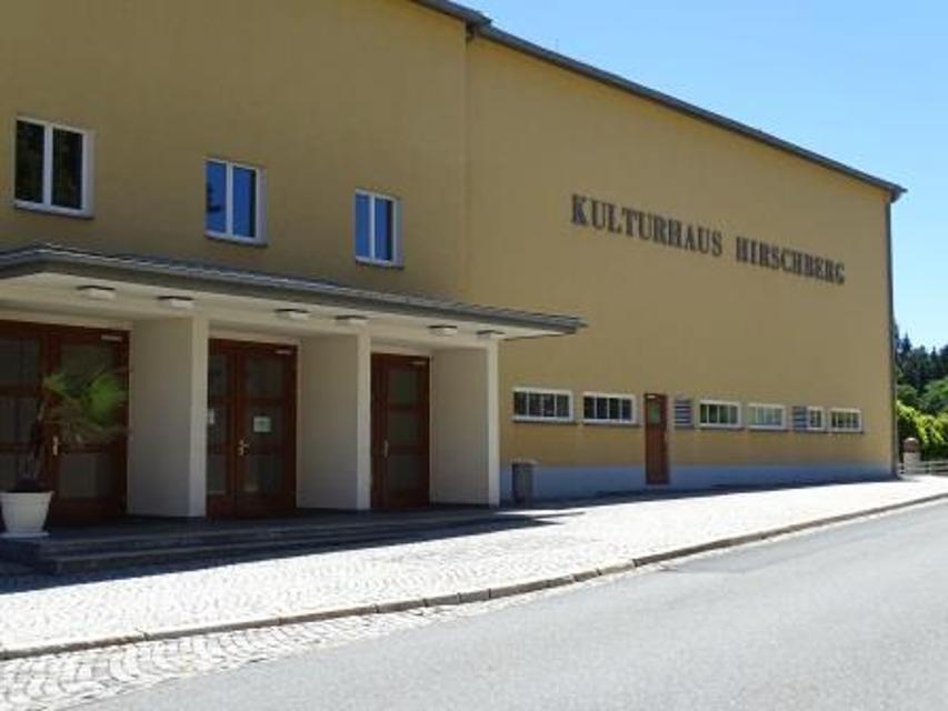 Das Hirschberger Kulturhaus wurde am 21.12.1949 als erster Kulturhausneubau in der DDR eröffnet. Es war ein einmaliges Selbsthilfeprojekt der Lederfabrik und hebt sich damit aus der Vielzahl von Kulturhausbauten, die vor 1953 zumeist die Sowjetisc...