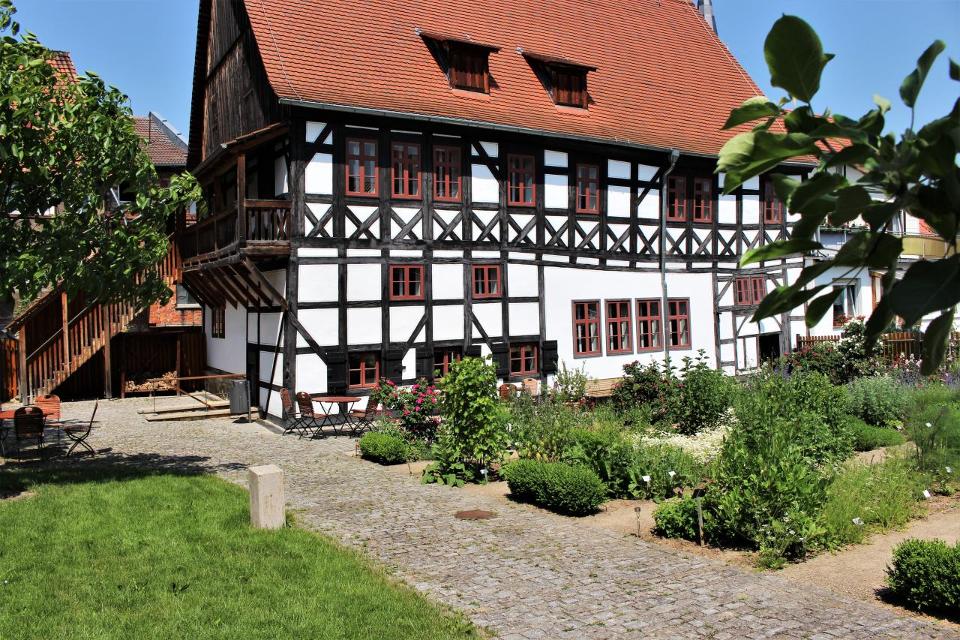Das Thüringer Apothekenmuseum im „Haus Rosenthal“ ist seit dem 18. Mai 2014 geöffnet. In einem der ältesten Fachwerkhäuser der Stadt wird auf einer Fläche von 276 m² eine Ausstellung zur Pharmaziegeschichte des 18. – 20. Jahrhunderts präsentiert.
...