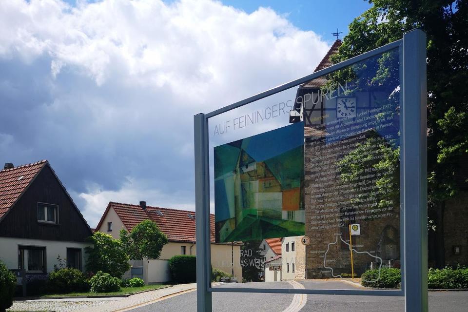 Attraktive, große Glasausteller kennzeichnen die einzelnen Stationen der gut ausgeschilderten Feininger-Radtour. Sie bilden meist mit direktem Blick auf das Original in leuchtenden Farben das Feininger-Gemälde der jeweiligen Dorfkirche ab. So lern...