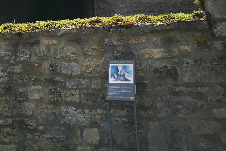 Besuchern, die sich intensiv mit der Motivwelt Feiningers beschäftigen wollen, ist eine individuelle Tour fernab des beschriebenen Feininger-Radweges zu empfehlen. In 23 ausgewählten Ortschaften, deren Bauwerke ihn zum Zeichnen angeregt haben, ste...