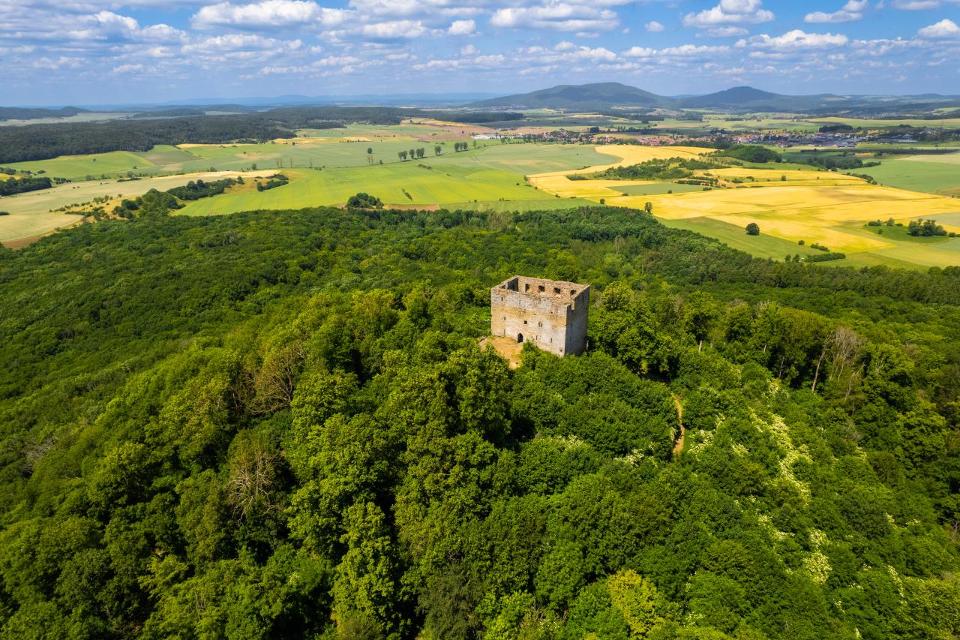 Die Burgruine Straufhain ist eine mittelalterliche Burganlage im Grabfeld, einem historischen Gebiet an der Grenze zwischen Thüringen und Bayern. Sie wurde vermutlich im 12. Jahrhundert von den Grafen von Henneberg erbaut und diente als Schutz- un...
