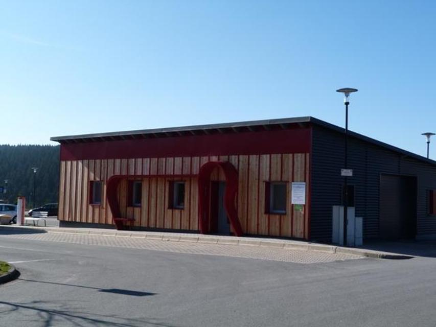 2013 wurde das Rennsteighaus in Masserberg eröffnet.
Der Standort bietet einen guten Ausgangspunkt für Touren am Rennsteig mit einem unmittelbar angrenzenden PKW-Parkplatz sowie einer Anbindung an den ÖPNV. Besonders in den Wintermonaten kann man ...