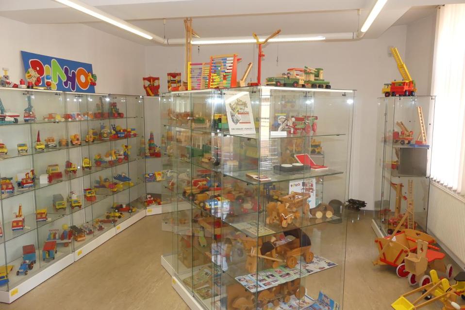 Die Spielzeugschachtel, die schon von 1936 bis 1961 existierte, zeigt einen Querschnitt all jener Spielsachen, die allein in Steinach hergestellt wurden. Beim Betrachten der über 1000 Ausstellungsstücke werden Erwachsene wieder Kinder. Wer hatte w...