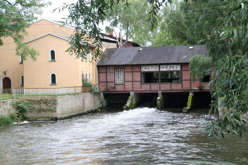 In der Dreyse-Mühle wird heute in der fünften Generation Mehl gemahlen. Die Mühle kann auf eine wechselvolle Geschichte blicken, Urkunden belegen, dass es sie schon 1721 gab. Das Wasserrad (ca. 1825) ist fast so alt wie die Mühle. Das Hauptgebäude...