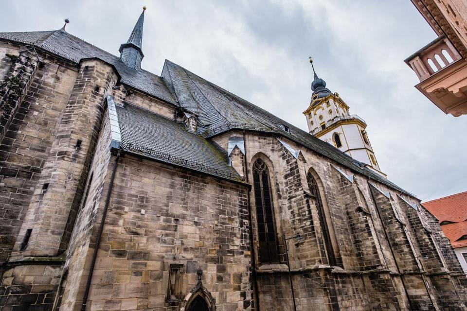 Die Marienkirche ist die größte Kirche in Weißenfels. Schon von Weitem ist sie zu sehen und dient als Orientierung auf dem Weg zum Markt, zur Jüdenstraße oder zum Rathaus. 
Die spätgotische dreischiffige 
Hallenkirche Sankt Marien wurde 1303 gewei...